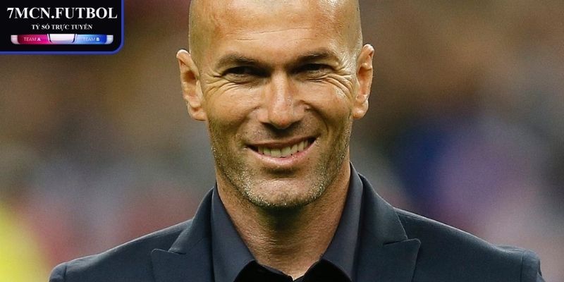 Khái niệm tiền vệ cánh phải trong cấu trúc chiến thuật bóng đá